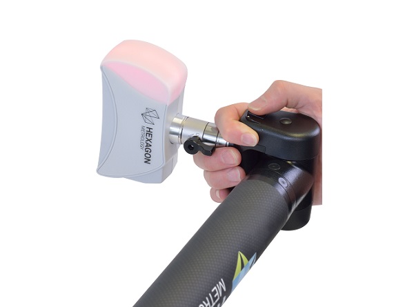 海克斯康全新推出的RS-SQUARED藍(lán)光面掃描測頭，首次將結(jié)構(gòu)光掃描技術(shù)應(yīng)用于便攜式測量臂產(chǎn)品，為三維掃描技術(shù)應(yīng)用帶來突破性的創(chuàng)新。RS-SQUARED采用藍(lán)光測量光源，對零件表面具有極強(qiáng)的適用性，(圖1)